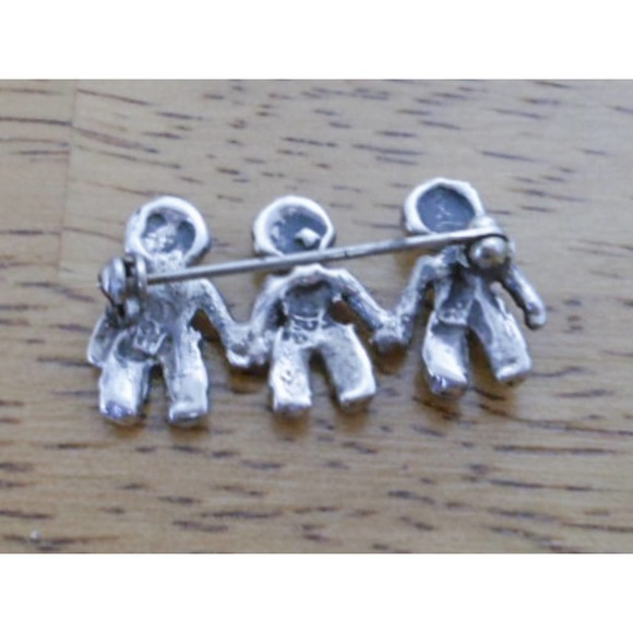 Vintage Sterling Children Holding Hands Pin - Picture 8 of 9